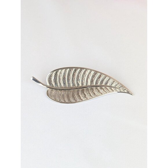 Vintage Silver Tone Leaf Brooch Pin | Elegant Nature-Inspired Statement Jewelry - Picture 2 of 6